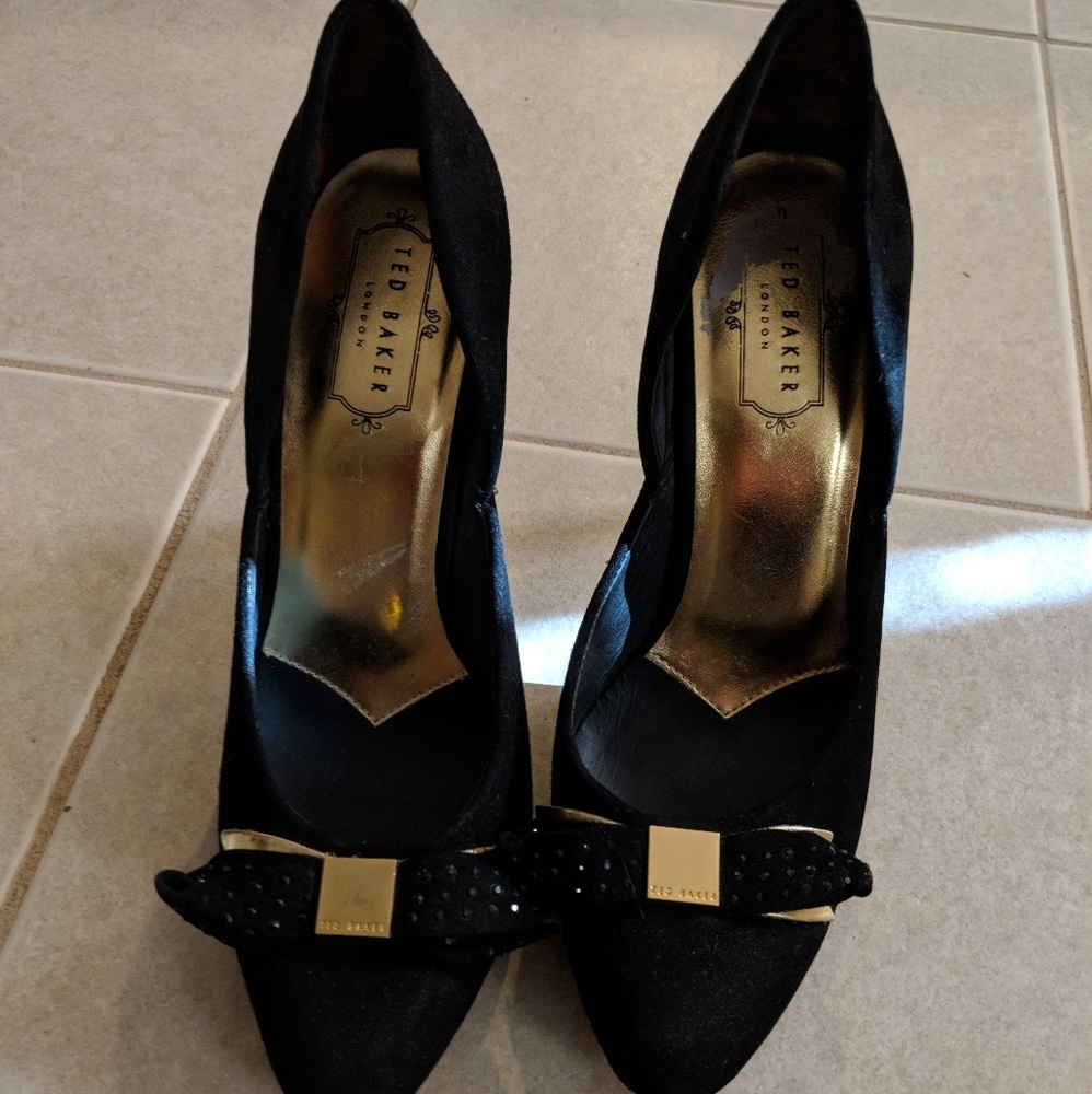Ted Baker classic heels black suede 8 1/2 Awesome